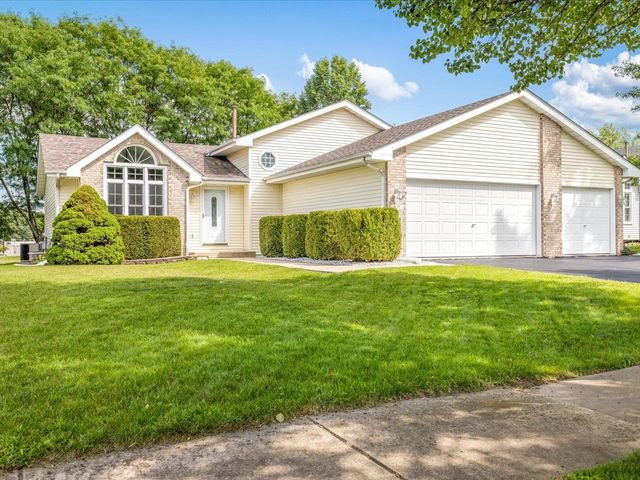937 White Chapel Ln, Rockford, IL 61108