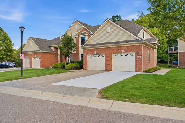 29442 Woodpark Cir, Warren, MI 48092