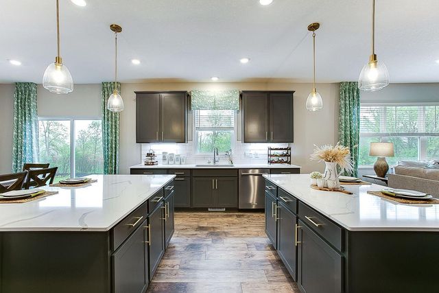 1526 Clover Preserve Way, Chaska, MN 55318
