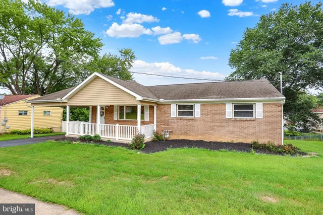 19 E  Glenwood Dr, Camp Hill, PA 17011