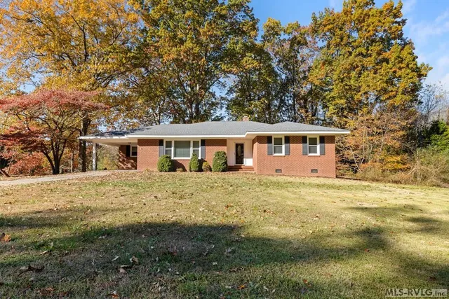 215 Maplewood Ln, Lawrenceville, VA 23868