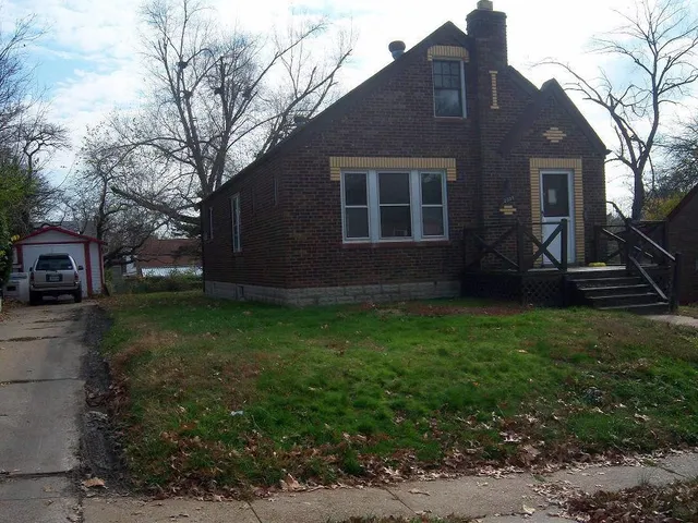 3806 Nelson Dr, Saint Louis, MO 63121