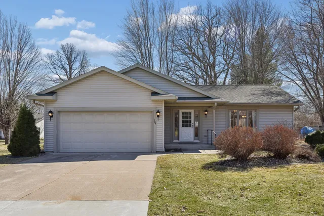 304 Spruce Dr, Woodville, WI 54028