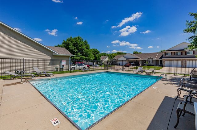 10029 Bayern Ln, Johnston, IA 50131