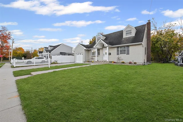 48 Circle Dr, Westbury, NY 11590