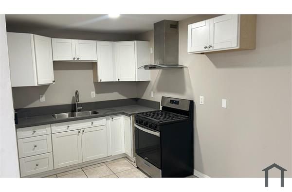 833 N  Parton St #C, Santa Ana, CA 92701