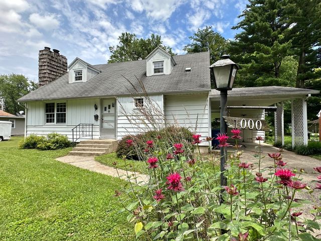 1000 Rider St, Flora, IL 62839