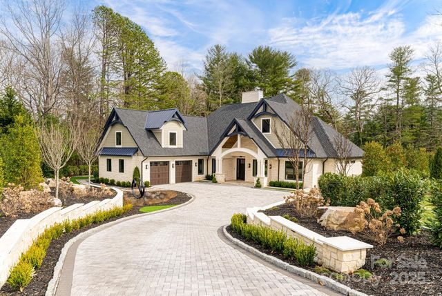 648 Shipman Pkwy, Flat Rock, NC 28731