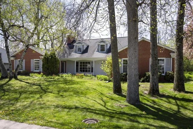 127 E Fox Dale ROAD, Glendale, WI 53217