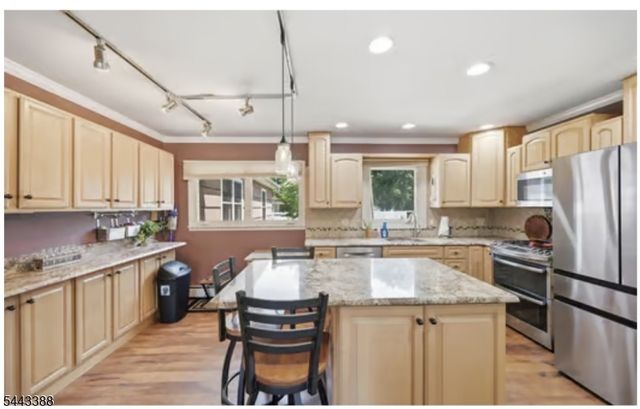 52 Roxbury Dr, Kenvil, NJ 07847