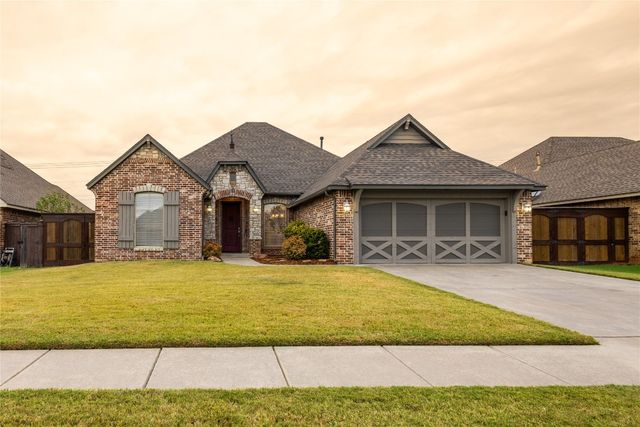 501 SW 28th St, Moore, OK 73160