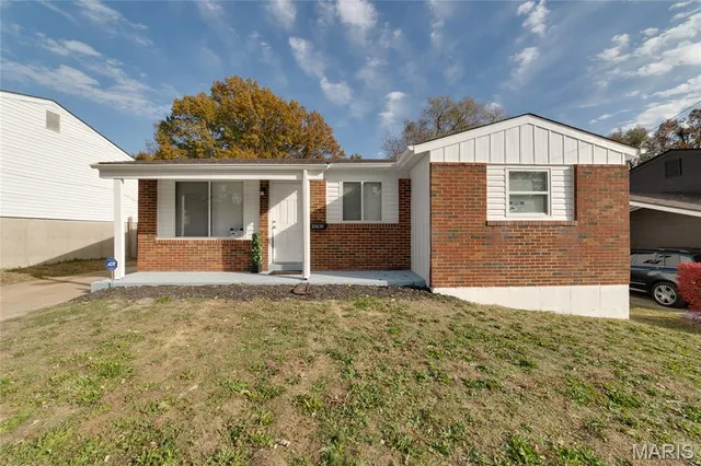 10430 Castle Dr, Saint Louis, MO 63136