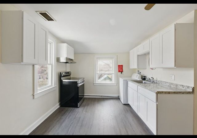17 Lownds Dr, Windsor Locks, CT 06096