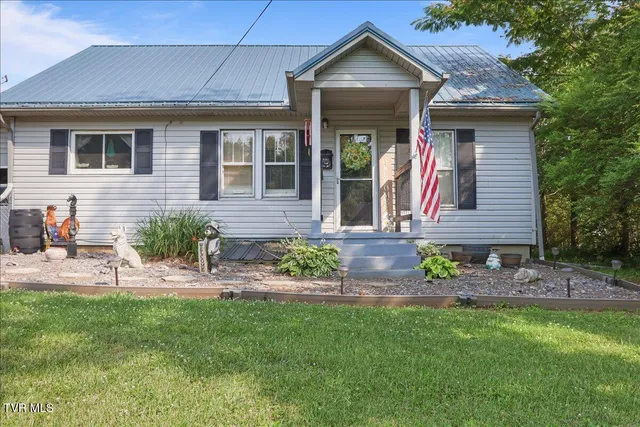 319 Old Stage Rd, Surgoinsville, TN 37873