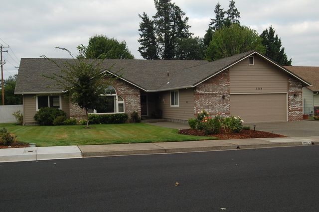 1284 Moon Glo Dr, Grants Pass, OR 97527