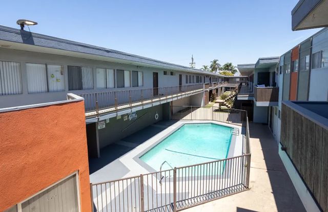 14612 Saticoy St, Van Nuys, CA 91405