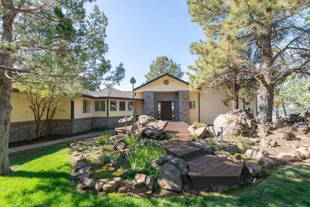 59649 Okanagan Ln, Bend, OR 97702