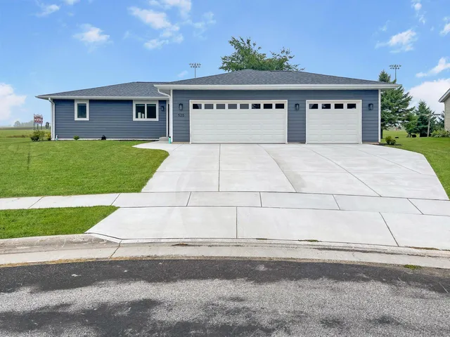 525 Washington CIRCLE, Oostburg, WI 53070