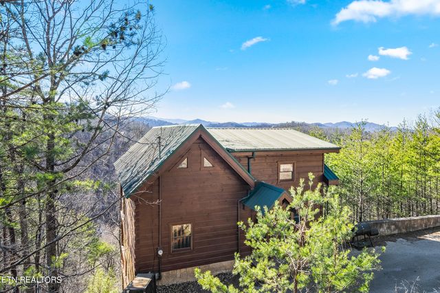 928 Falcon View Way, Pigeon Forge, TN 37862