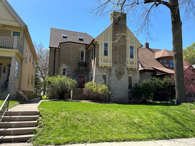 2415 E  Stratford Ct, Shorewood, WI 53211