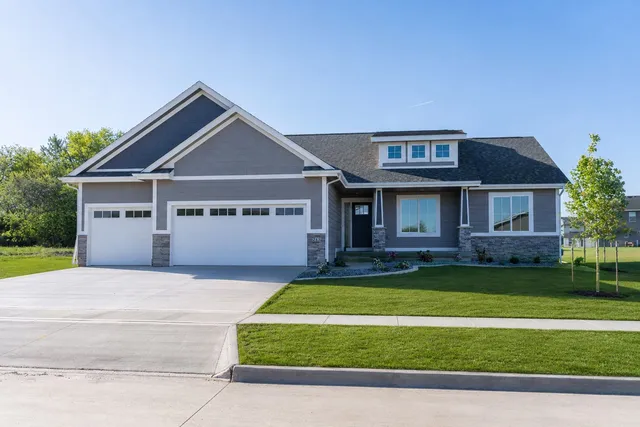 213 Lynch Ln, Pella, IA 50219