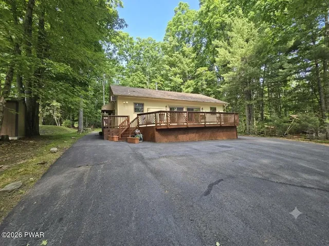 24 Lakeside Dr, Lakeville, PA 18438