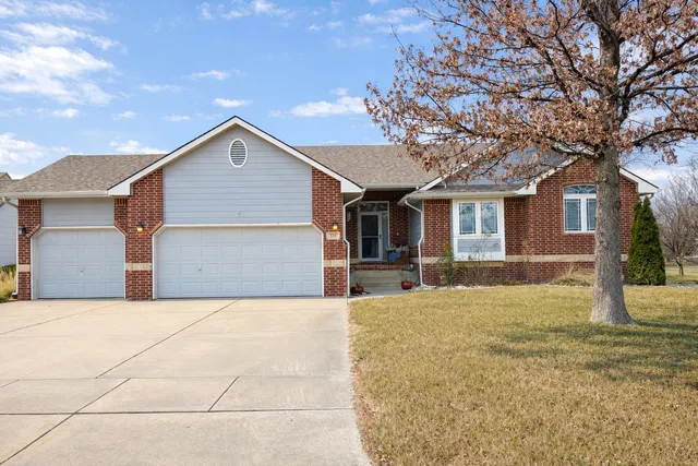 325 S  Chippers Ct, Andover, KS 67002