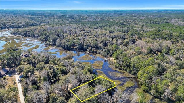 8 Hudson Creek Dr SE, Darien, GA 31305