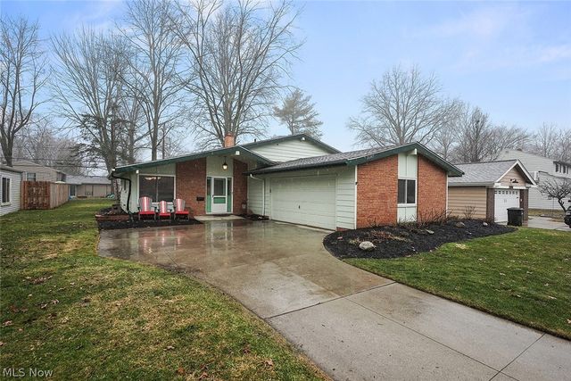 26845 Redwood Dr, Olmsted Falls, OH 44138