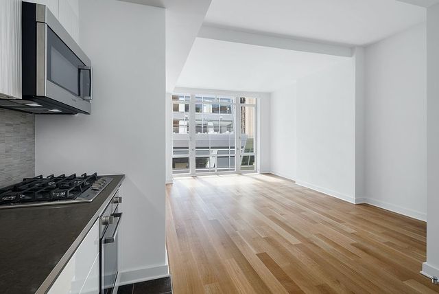 1050 6th Ave  #8D, New York, NY 10018