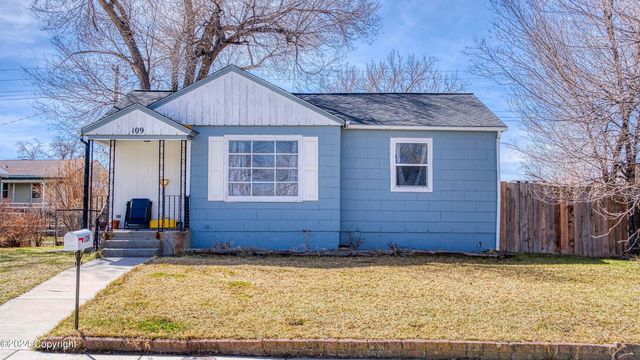 109 Frontier Ave, Newcastle, WY 82701