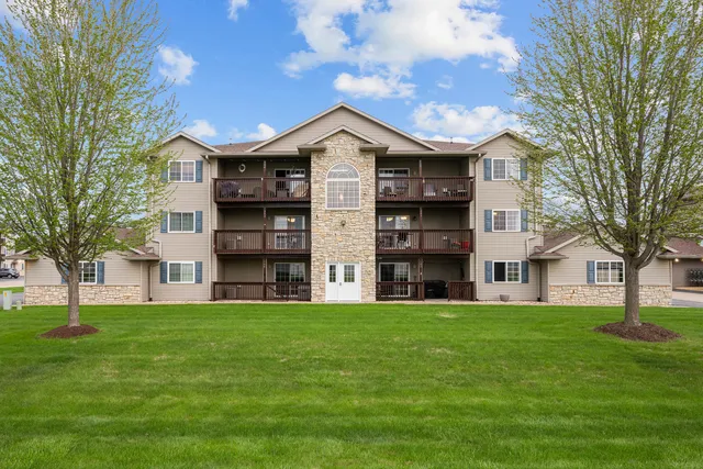 117 E  Price St #203, Eldridge, IA 52748