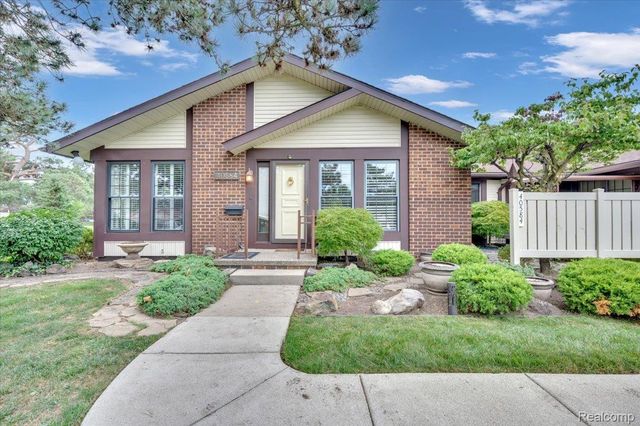 40584 Newport Dr, Plymouth, MI 48170