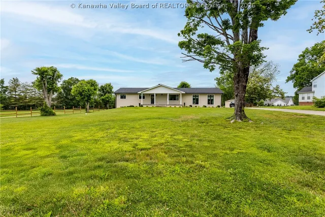 286 Sunnybrook Dr, Hurricane, WV 25526