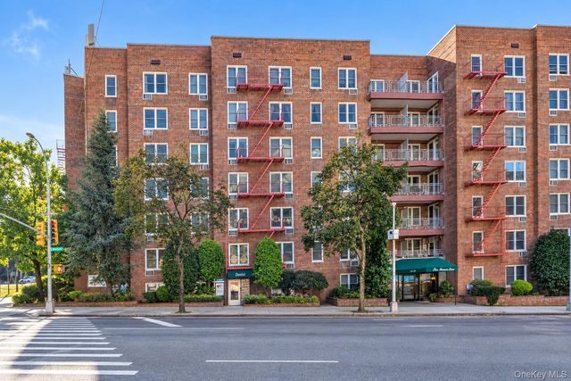 241-20 Northern Boulevard #4A, Little Neck, NY 11362