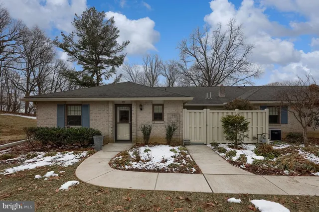 357 Valleybrook Dr, Lancaster, PA 17601