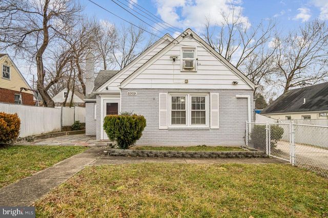 6909 Standish Dr, Hyattsville, MD 20784