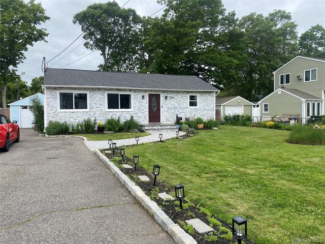 1084 Hyman Avenue, Bay Shore, NY 11706