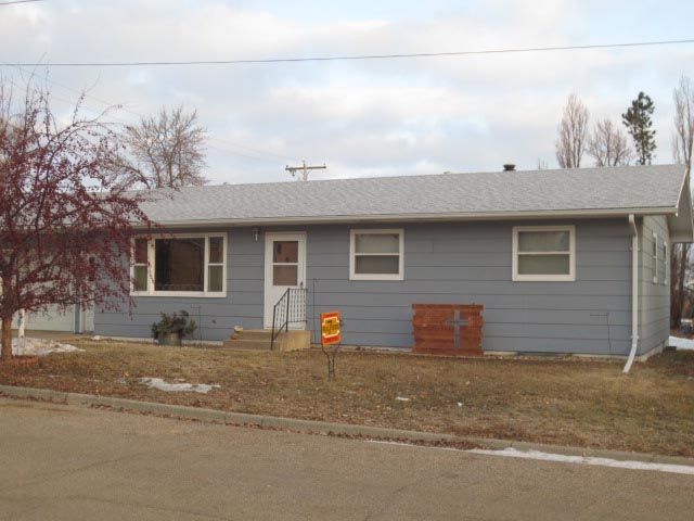 110 3rd St NW, Rugby, ND 58368