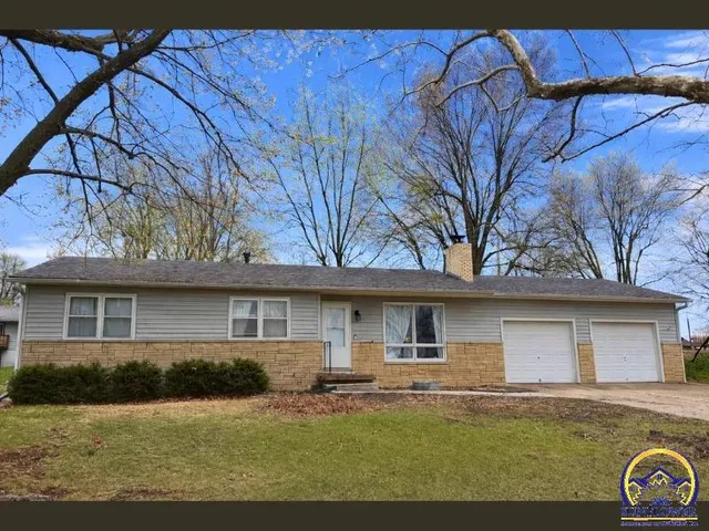 203 Pawnee Ave, Hiawatha, KS 66434