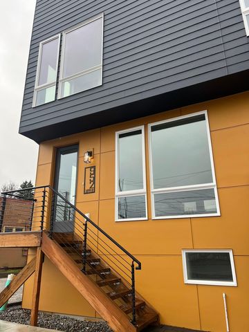 952 S  Myrtle St, Seattle, WA 98108