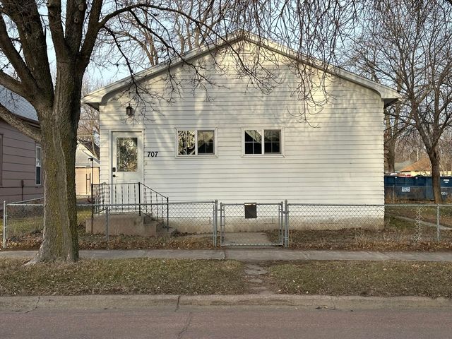 707 Simmons Ave SE, Huron, SD 57350