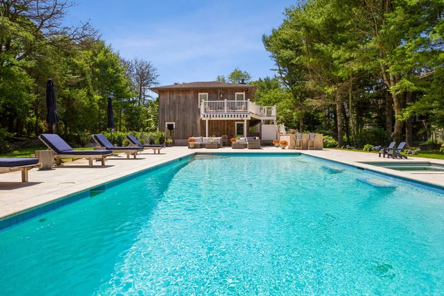79 Canoe Place Rd, Southampton, NY 11968