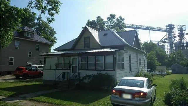 210 N  4th Ave, Nemaha, IA 50567