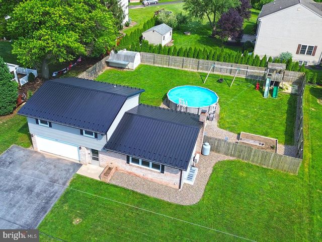 122 Center Ave, Terre Hill, PA 17581