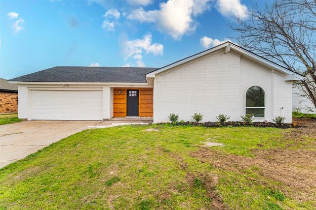 3237 Heritage Ln, Forest Hill, TX 76140