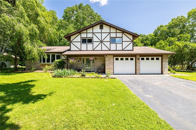 11 Woodhaven Dr, Rochester, NY 14625