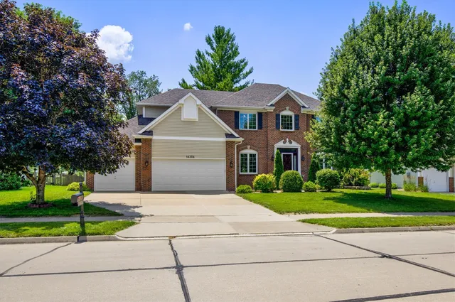 14304 Briarwood Ln, Urbandale, IA 50323