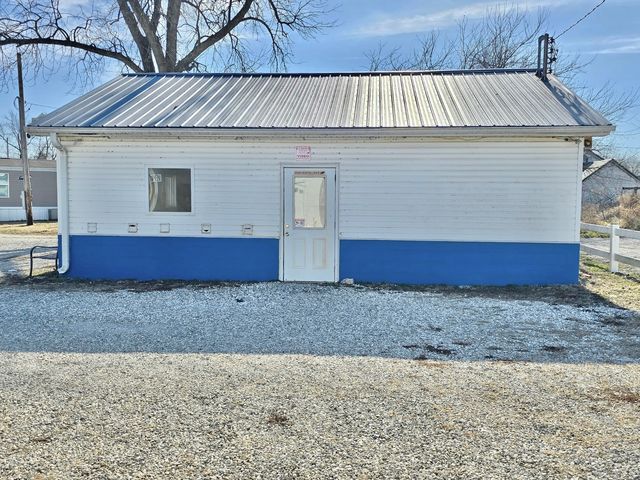 118 S  1st St SE, Clay City, IL 62824