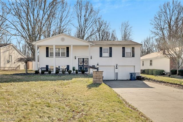 1413 Red Oak Dr, Girard, OH 44420